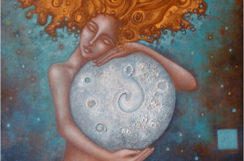 Mujer con luna gigante